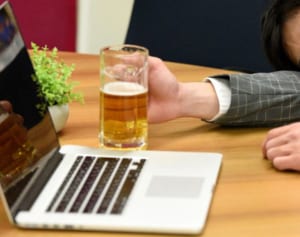 自宅酒で予備軍1千万人に迫る　アルコール依存症急増の懸念