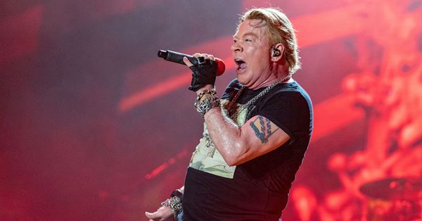 ガンズのアクセル・ローズと米財務長官がTwitterで口論 | 女性自身