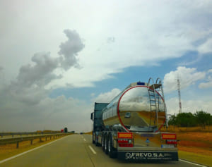 走行中タンクローリーからパンツ1枚でワイン盗み飲み…男逮捕