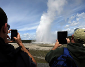 閉鎖中の国立公園に不法侵入した女性、間欠泉に落下し搬送