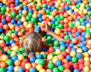 ボール25万個！4姉妹の父親が家ごと巨大なボールプールに