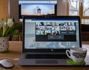 “Zoom会議”中の父を子が刺殺、会議出席者が警察に通報