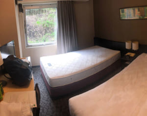 新型コロナホテル宿泊者「部屋から出られるのは食事と検査のみ」