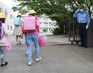 夏の暑さが第2波到来に影響…熱中症対策で換気できず“密”に