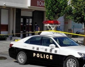 那覇の喫茶店で切りつけ、搬送の女性死亡　男性けが　犯人逃走