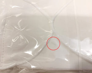 変色・混入…不良品マスクが学校にも　一部クラスで15枚　文科省配布