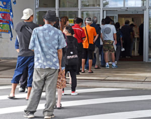 10万円申請に長蛇の列　南城市で開始「できれば郵送・ネットで」