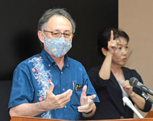 玉城デニー知事の手話「ありがとう」　記者会見に「いいね」2万回　聴覚障がい者が投稿