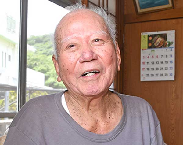 95歳・名物パイン作り「卒業」　今帰仁の玻名城さん「成長見ると難儀忘れる」