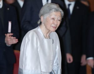 美智子さまが「国民以上の自粛」なさる訳 電話さえもお控えに