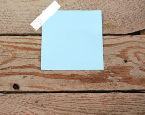 壁紙をはがすと謎のメモ…Facebook拡散が呼んだ奇跡