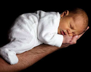 インスタで赤ちゃん売買…イランの警察が男3人を逮捕