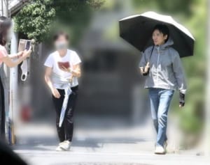 郷ひろみの若パパ日焼け対策　日傘にアームカバーで完全防備