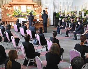 「３密」防げ　葬儀も様変わり　大人数集う「沖縄式」から小規模化、換気や消毒徹底