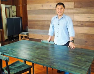 おしゃれ！ 青い家具を開発　リュウキュウマツを“藍染め”　那覇の家具デザイナー