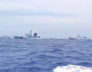 尖閣諸島周辺、中国公船「海警」が漁船に接近　本紙が映像入手　海保巡視船が警告