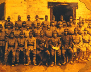 壕にアルバム、持ち主探しています　沖縄戦で米兵が発見、鳥取の医師に託す