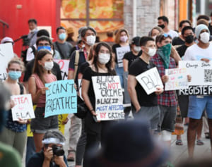 沖縄でも「BLACK LIVES MATTER」　黒人男性暴行死に抗議、300人「世界変わるきっかけに」