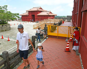 「待ち遠しかった」　首里城、美ら海水族館など再開に地元客笑顔