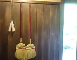 占い師が語る神様を呼ぶ掃除は「はたき・ほうき・ぞうきんで」