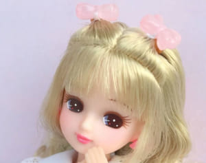 リカちゃんSNSが話題「写真撮るときまばたきしない！」