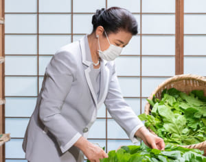 雅子さま　落ち着いた様子で「マスク姿のご養蚕」