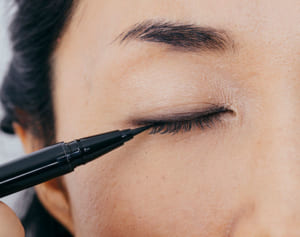 “マスク美人”になるメーク術、ポイントは「眉を丁寧に描く」