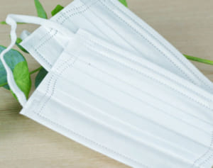 専門家が語る、マスクが辛い夏でも「人混みでは不織布がいい」