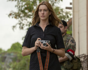 政府の不正を暴こうとするアン・ハサウェイ　その人間臭さに共感