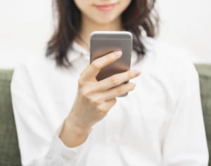 肌の老化の原因に…使い過ぎが引き起こす「スマホ焼け」に注意