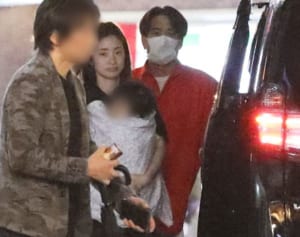 HIRO誕生会は焼き鳥店で！上戸彩の復帰前に家族団らんの外食