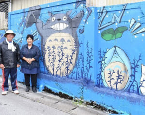 77歳がペンキで！長さ50メートル「トトロ」アート　制作2週間「地域明るくなった」　うるま
