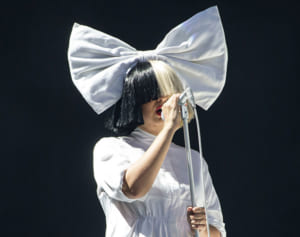 歌手・シーアが44歳で“おばあちゃん”に、ラジオで喜び語る