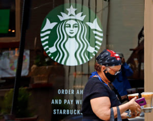 スタバでマスク拒否の女性話題、対応者に寄付金集まるも…