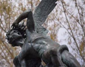 我が子に「悪魔」と名付けた夫妻、役所で説得されるも強行