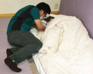 寝たきり・総入れ歯…それでも「最期にせんべいを」叶える歯医者