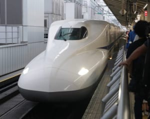 猛暑でも窓は閉めないで！冷房が高める電車内での感染リスク