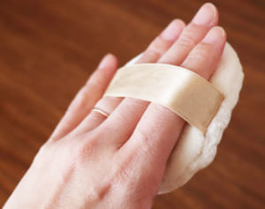 コスメはどう“除菌”する？「パフは週1洗濯」と衛生の専門家