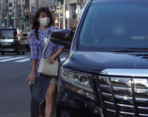 深田恭子のお忍び美脚磨き 大胆スカートで芸能人御用達店へ