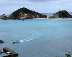 渡し船10分「ハナリ島」体験人気　渡嘉敷・阿波連ビーチ沖　手つかず自然と砲弾と