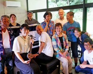 電気も水道もない山奥のカフェで演奏会　新緑に響くハーモニー