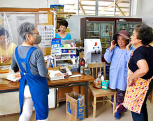 売店のアナログ決済「田嘉里ペイ」がコロナで威力　帳簿にチャージ、なじみの家族は顔認証