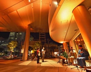 見せます「照明の力」　イベント再開願い込め　琉球新報本社でライトアップ