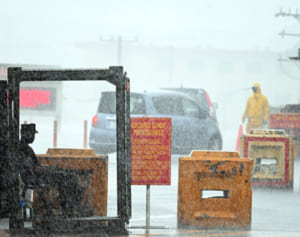 「ついに出てしまった」米基地周辺で感染　出歩く人激減