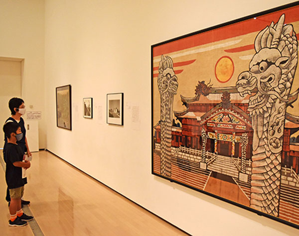 戦前・戦後の首里城を鮮やかに　絵画や写真40点　県立博物館・美術館で開幕