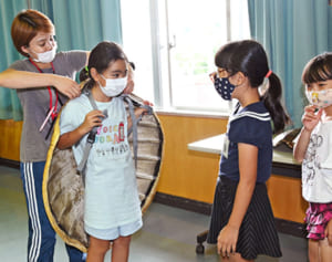 甲羅をしょってウミガメの気持ち　「海をきれいに」中城小児童ら学ぶ