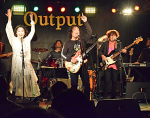 喜納昌吉が配信ライブ　「ハイサイおじさん」「花」に会場熱く　アンコールも