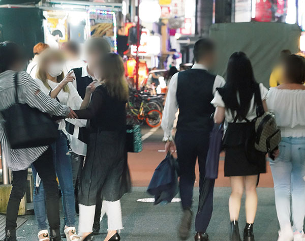 コロナ感染者激増の歌舞伎町に潜入「自粛要請、関係ない！」