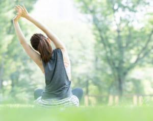 “巣ごもりねこ背”の解消に役立つ、“縮めて伸ばす”ストレッチ