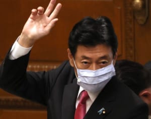西村大臣「休業要請拒否したら罰則」が波紋「日本語おかしい」